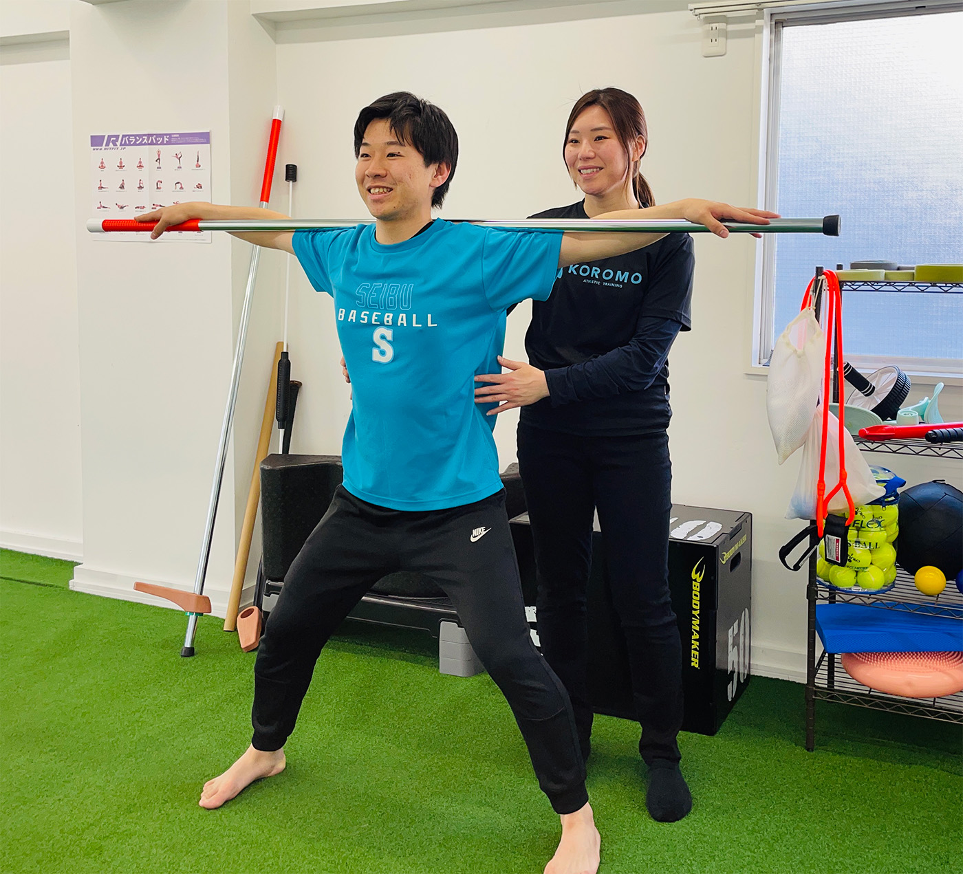 KOROMO ATHLETIC TRAININGのジム内でとレーニングしている男性と女性